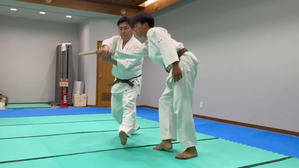 短刀を用いた石津教室でのお稽古風景