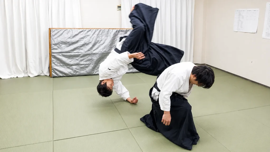 合気道の技を稽古する大人クラスの会員|大阪あびこ教室